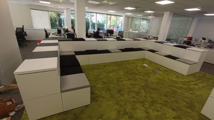 Livraison rapide de mobilier professionnel Saint Priest